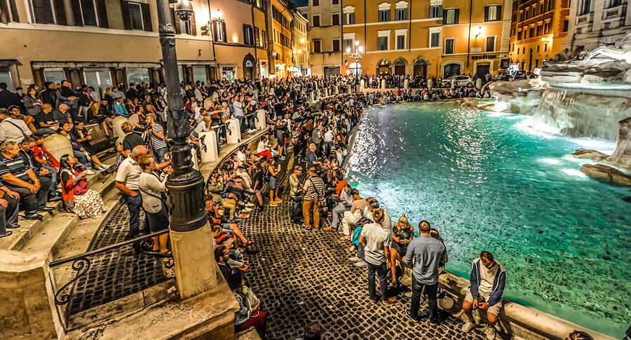 Love story in Fontana di Trevi